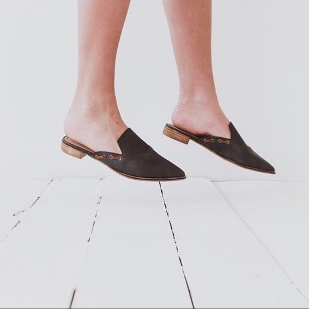 Pointed Leather Mules